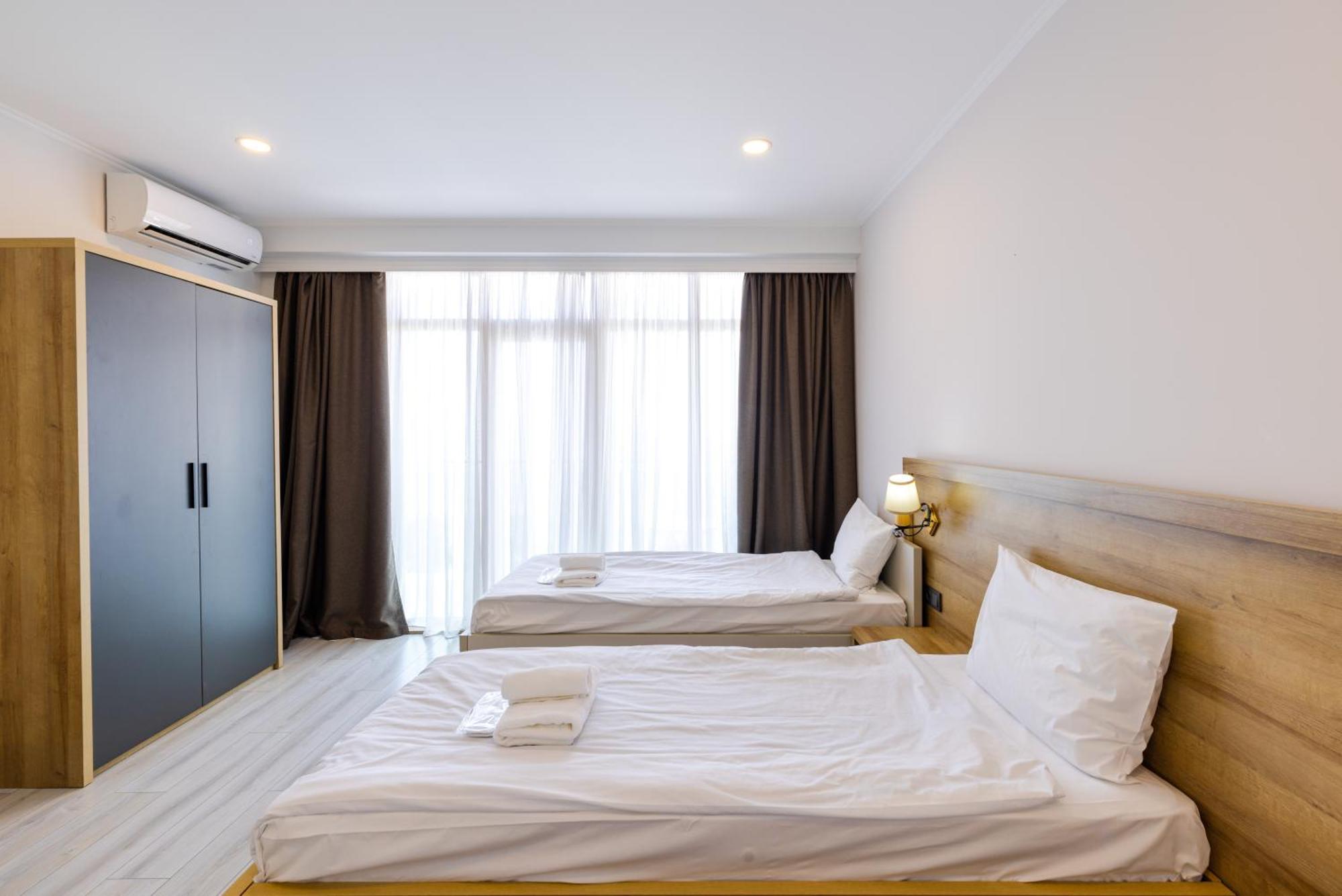 Aqua Batumi Hotel & Apartments Extérieur photo