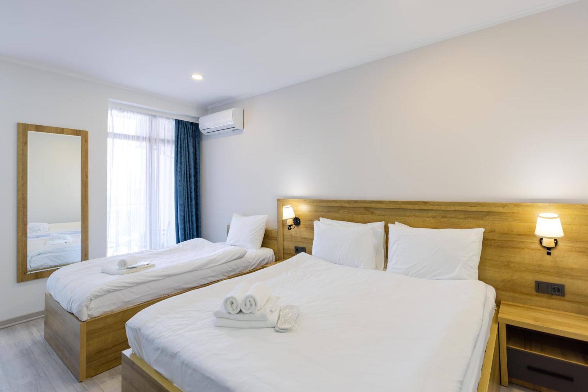 Aqua Batumi Hotel & Apartments Extérieur photo